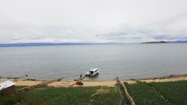 Lago Titicaca con barca — Video Stock