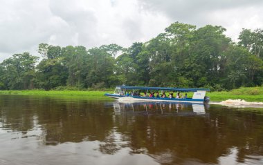 Kosta Rika ülkesindeki Ulusal Parkı ziyaret insanlarla tekne