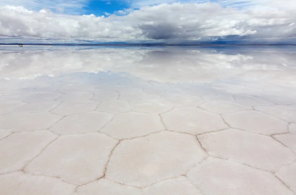 Hexagons de sel dans le lac Salar de Uyuni — Photo