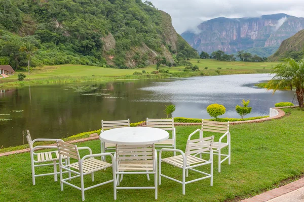 Mesa de restaurante con sillas vacías en la naturaleza —  Fotos de Stock