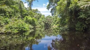 Kanalı ile nehrin üzerinde hareket