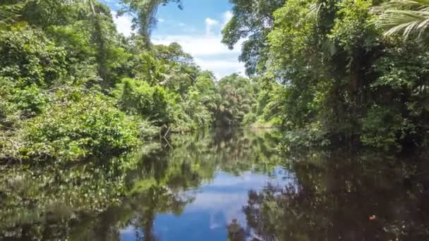 Se déplacer à travers le canal sur la rivière 