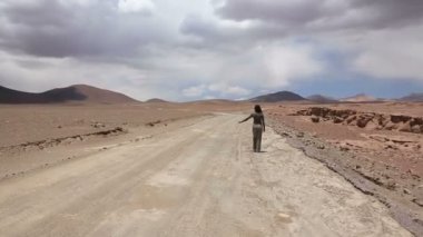 Arabayı çekici kız