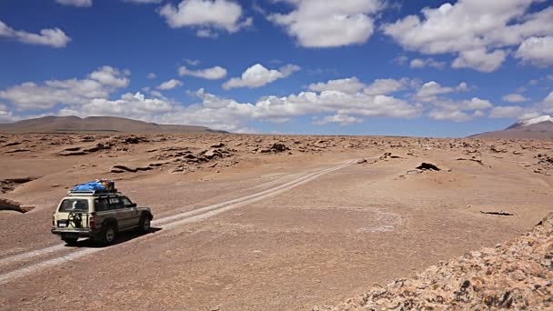 Coche en el desierto — Vídeo de stock