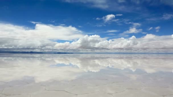 Lago Salar de Uyuni con una fina capa de agua — Vídeos de Stock