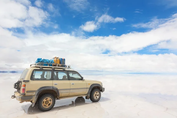 Coche en el Salar Uyuni en Bolivia — Foto de Stock