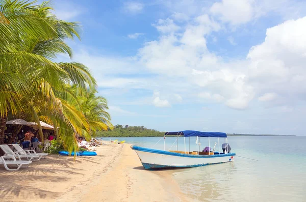 Csónakok a strandon, Panama — Stock Fotó