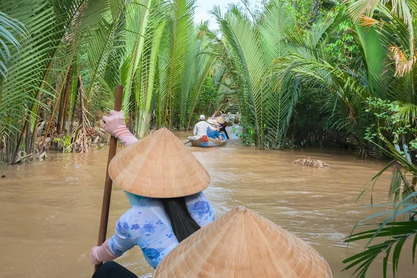 Mulher remando o barco — Fotografia de Stock