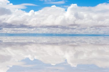 Göl Salar de Uyuni su ince bir tabaka ile
