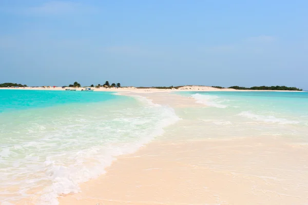 Idyllischer tropischer Strand mit perfektem türkisfarbenem Wasser — Stockfoto