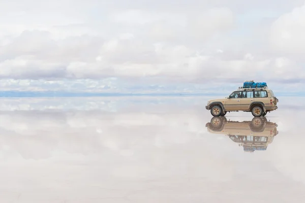 Auto sul Salar Uyuni in Bolivia — Foto Stock