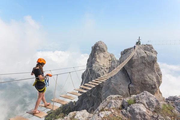 Jong meisje over afgrond — Stockfoto