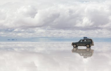 Bolivya'da salar uyuni araba