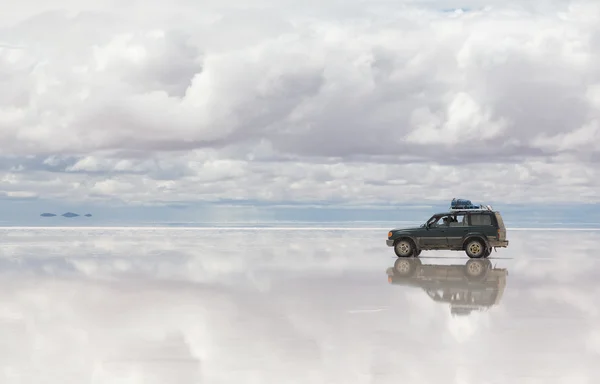 Auto sul Salar Uyuni in Bolivia — Foto Stock