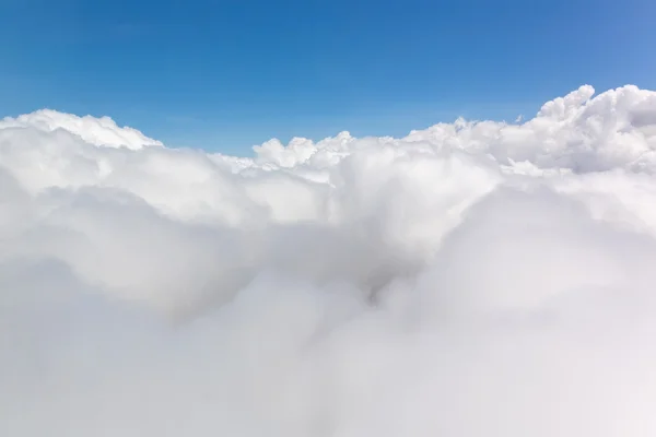 Cielo azul con nubes ornamentales —  Fotos de Stock