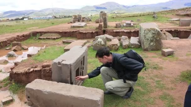 Hombre en el Puma Punku, Bolivia — Vídeo de stock