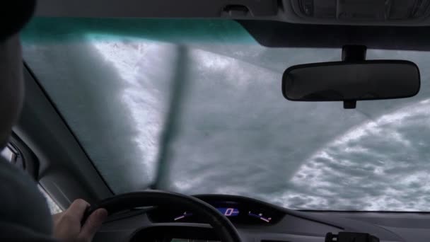Muž čištění sněhu z auta čelní sklo — Stock video
