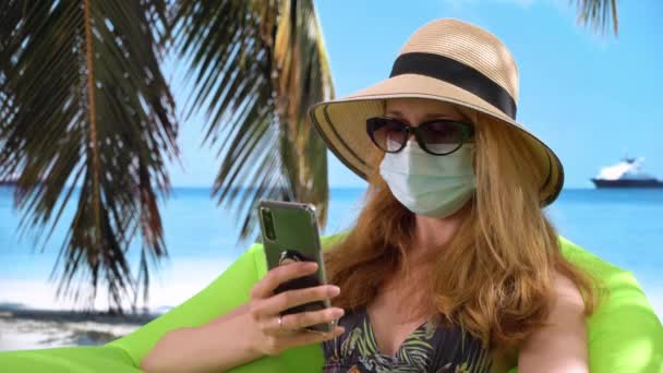 리조트 해변에서 의료용 마스크를 쓰고 있는 여성 — 비디오