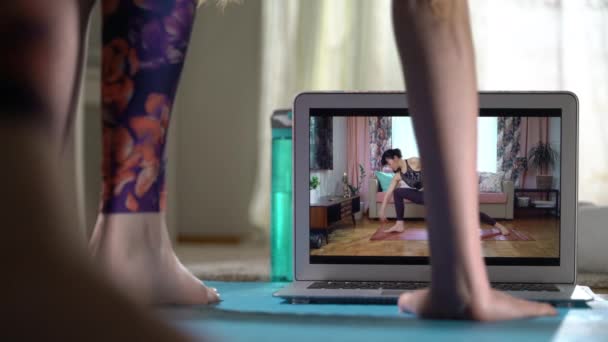 Kvinna efter yoga online video tutorial i hennes vardagsrum — Stockvideo