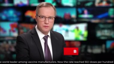 TV haber sunucusu koronavirüs ve aşı hakkında son dakika haberleri veriyor.