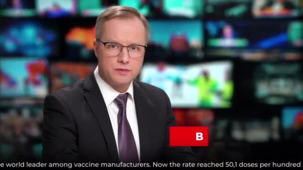 Apresentador de notícias de TV falando notícias de última hora sobre coronavírus e vacinação — Vídeo de Stock