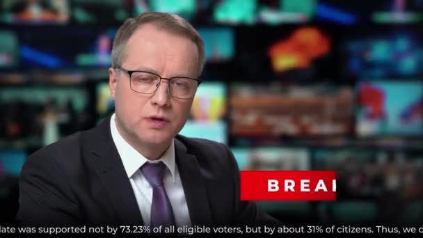 Zpravodajka televizního studia mluví o průlomových zprávách o volbách — Stock video