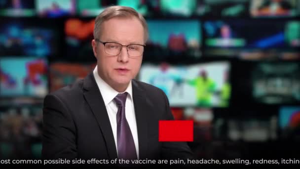 Tv nieuws presentator praat het laatste nieuws over vaccinatie bijwerkingen — Stockvideo