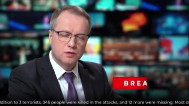 TV haber spikeri terörist saldırısıyla ilgili son dakika haberi veriyor