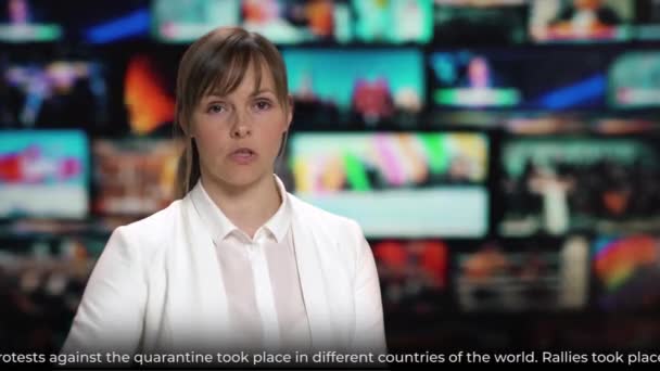 TV-nyheter kvinnlig presentatör talar senaste nytt om protester mot COVID restriktioner — Stockvideo