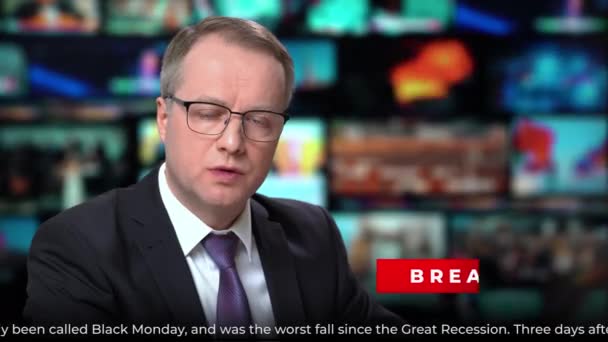 TV studio news male presenter talking finance breaking news — Stock Video