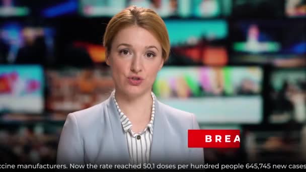 Ведущая новостей телестудии говорит о финансовых новостях — стоковое видео