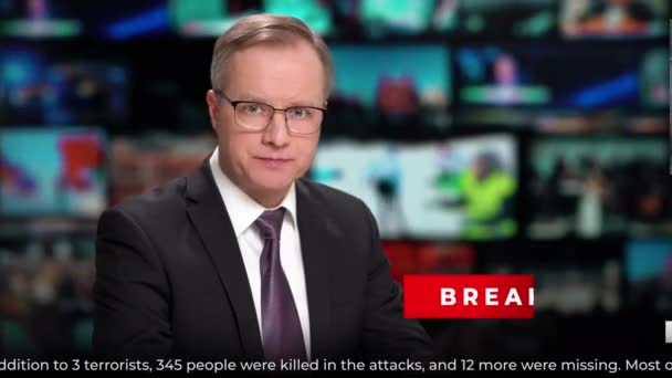 Ведущий телевизионных новостей рассказывает о террористической атаке — стоковое видео