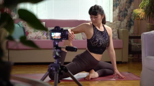 Kvinna som tränar yoga i sin lägenhet — Stockvideo