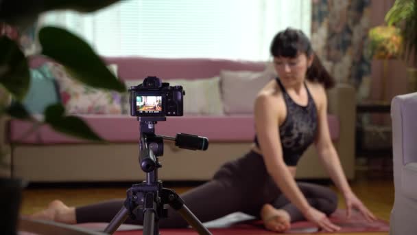 Mujer practicando yoga en su apartamento — Vídeos de Stock