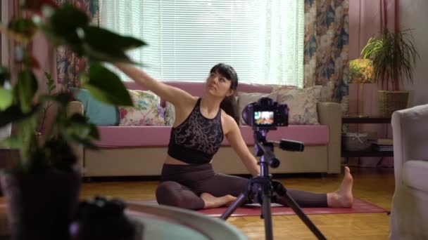 Femme pratiquant l'entraînement de yoga dans son appartement — Video