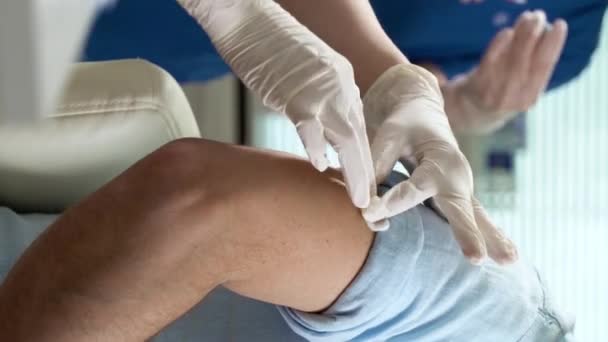 Doktor aşıyı klinikteki hastaya veriyor.. — Stok video
