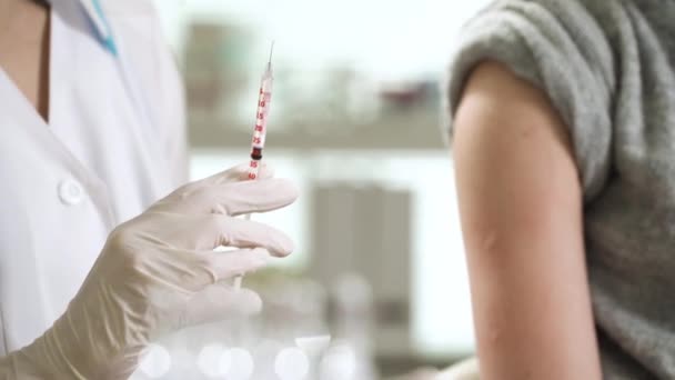 Медсестра вводит вакцину пациенту в клинике. — стоковое видео