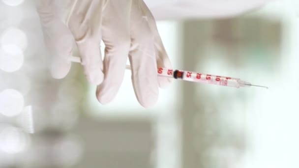 한 간호사 가 병원에 있는 환자에게 백신을 주사하고 있습니다. — 비디오