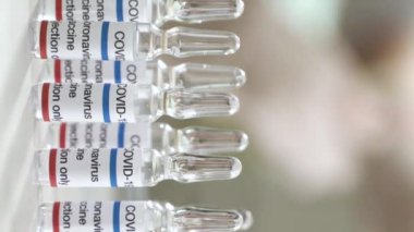 Bir hemşire klinikteki bir hastaya aşı enjekte ediyor..