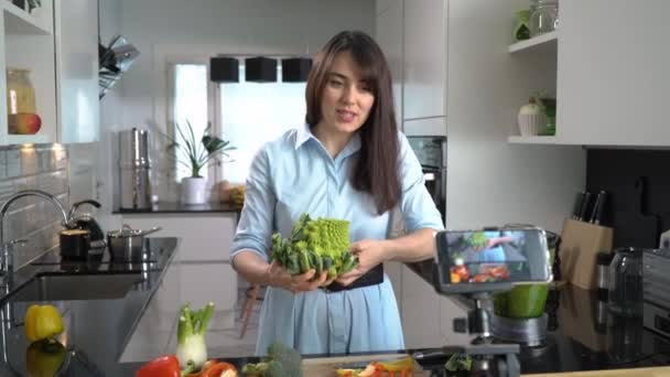 Young woman streaming video blog about tasty and healthy food — Stock Video