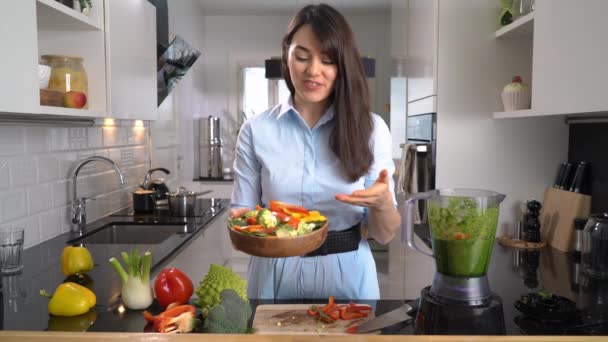 Mujer joven streaming video blog acerca de la comida sabrosa y saludable — Vídeo de stock