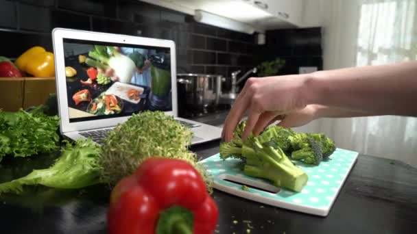 Flux en ligne diffusion vidéo blog tutoriel sur les aliments savoureux et sains à la maison cuisine — Video