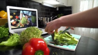 Ev mutfağındaki lezzetli ve sağlıklı yiyecekler hakkında çevrimiçi yayın video blogu öğretimi