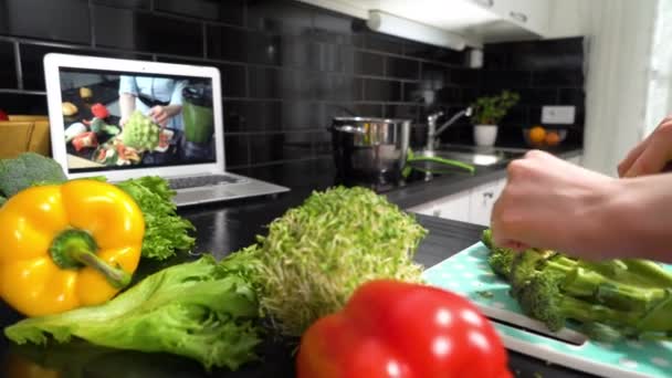 Online stream broadcast video blog tutorial over lekker en gezond eten in de keuken — Stockvideo