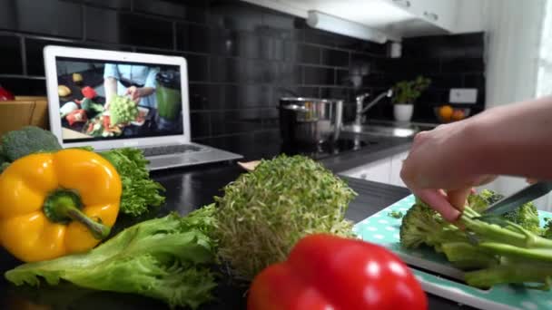 Video online streaming broadcast blog tutorial su cibo gustoso e sano in cucina di casa — Video Stock