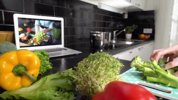 Transmisión en línea video blog tutorial sobre comida sabrosa y saludable en la cocina casera — Vídeos de Stock