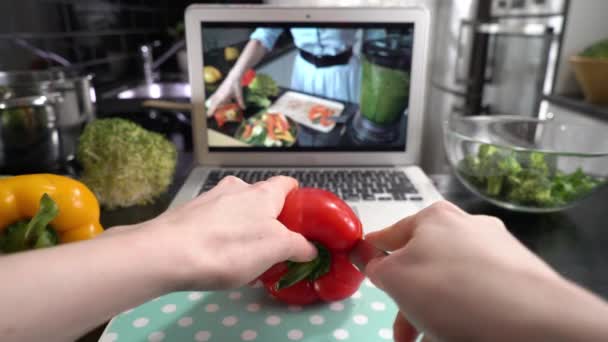 Flux en ligne diffusion vidéo blog tutoriel sur les aliments savoureux et sains à la maison cuisine — Video