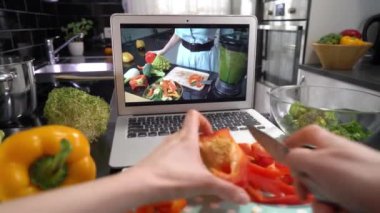 Ev mutfağındaki lezzetli ve sağlıklı yiyecekler hakkında çevrimiçi yayın video blogu öğretimi