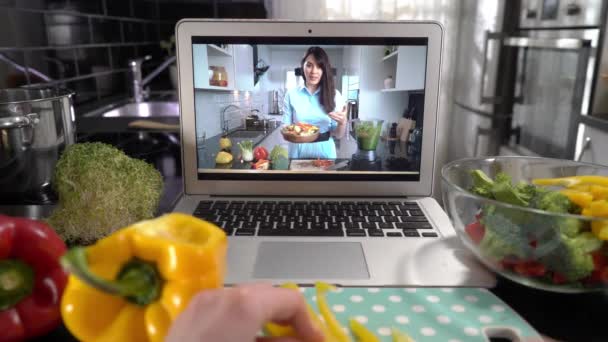 Transmissão on-line vídeo blog tutorial sobre comida saborosa e saudável na cozinha doméstica — Vídeo de Stock