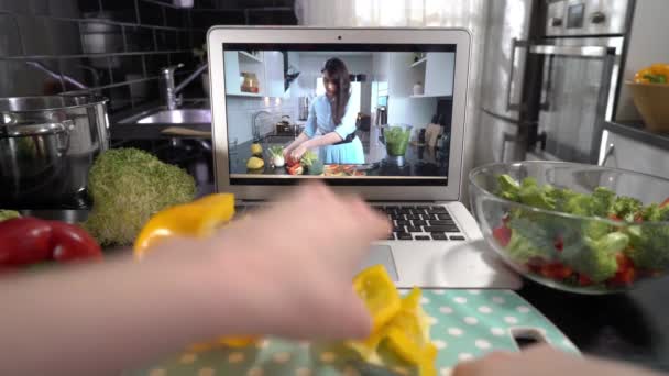 Online stream difuzat video blog tutorial despre alimente gustoase și sănătoase la bucătărie acasă — Videoclip de stoc